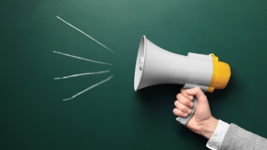 Photo d'un mégaphone devant un tableau noir