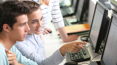 Photo d'étudiants devant un écran de PC