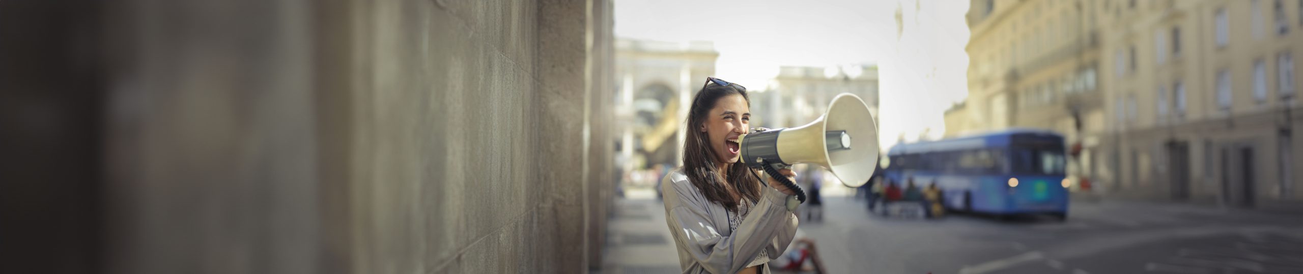 Photo d'une étudiante criant dans un mégaphone dans la rue