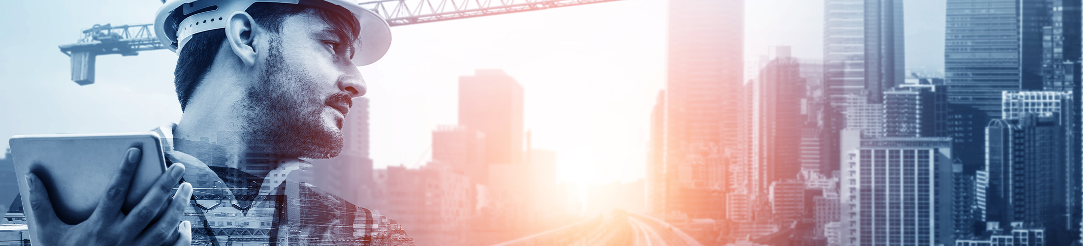 Photo d'un homme avec un casque de chantier