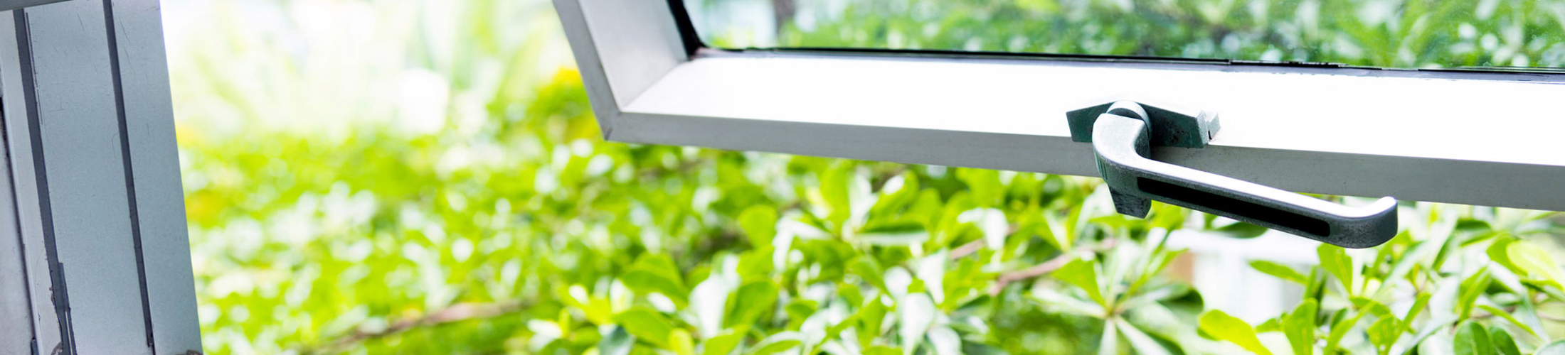 Photo d'une fenêtre ouverte sur un jardin