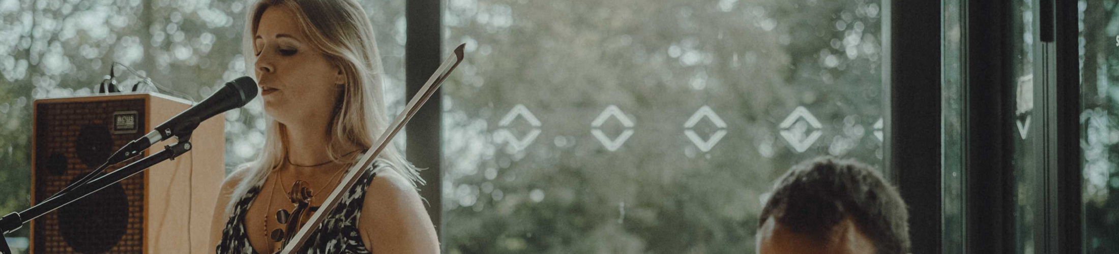 Photo d'une violoniste devant un micro