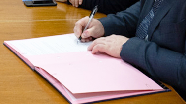 Photo du président Abi Aad signant une convention au tribunal de Boulogne