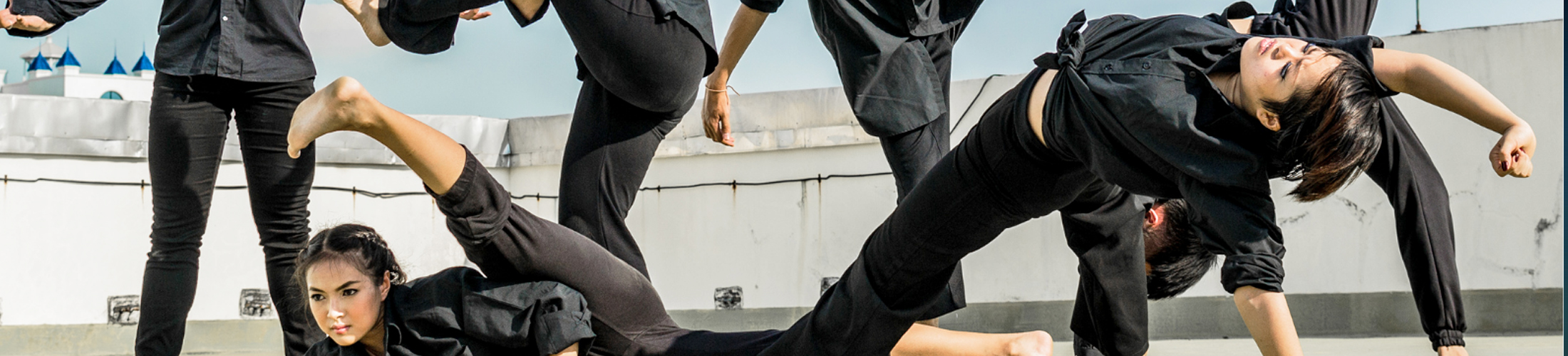 Photo de danseurs sur un toit