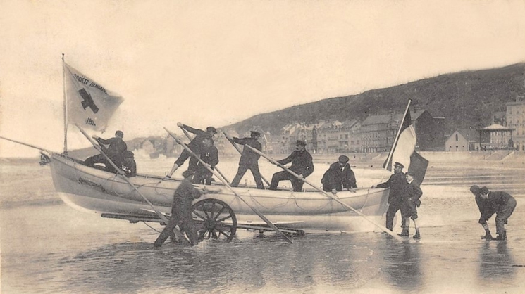Photo ancienne de marins sur une barque