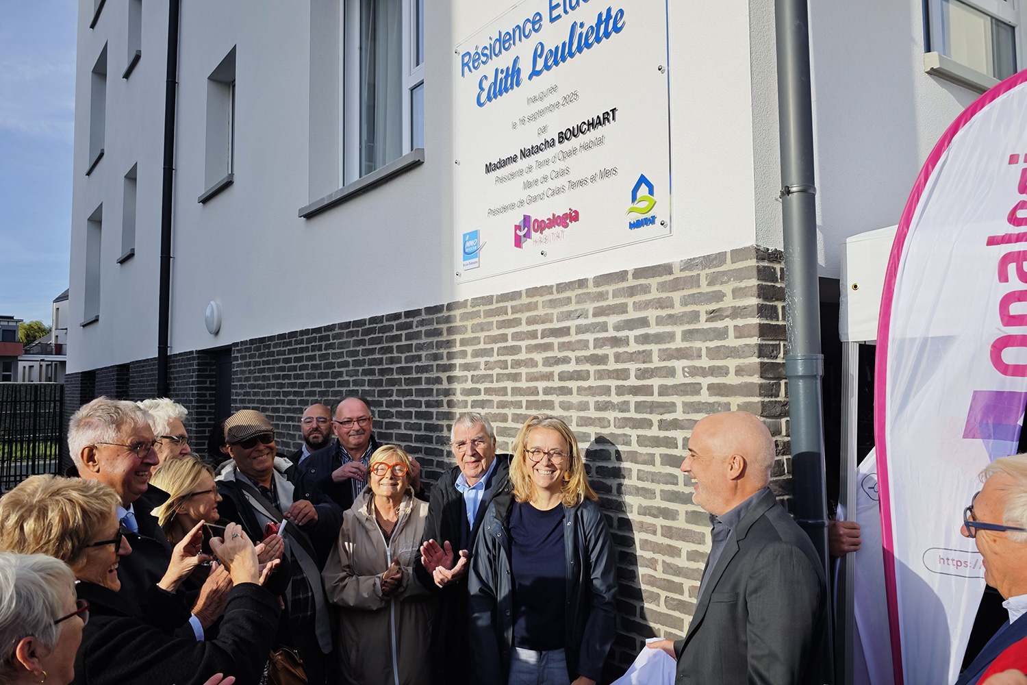 Photo des personnalités devant la plaque inaugurale de la résidence Edith Leuliette