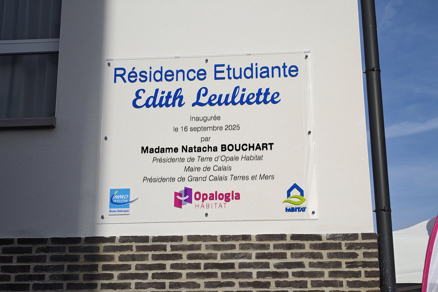 Photo de la plaque inaugurale de la résidence Edith Leuliette
