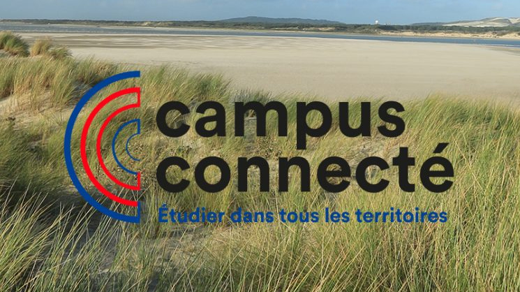 Logo du Campus connecté avec en fond une dune et la mer