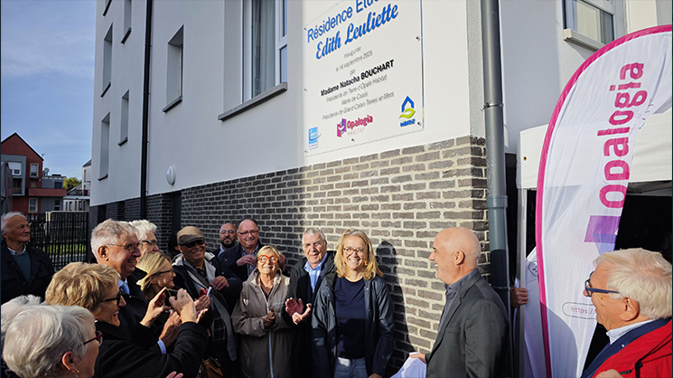 Photo des personnalités devant la plaque inaugurale de la résidence Edith Leuliette