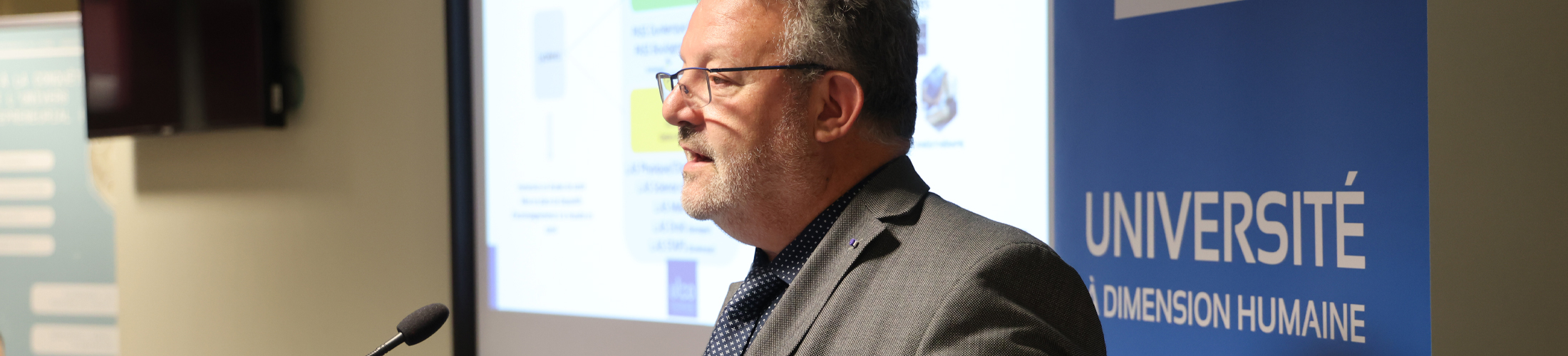 Photo du président Abi-Aad lors de sa conférence de presse de rentrée