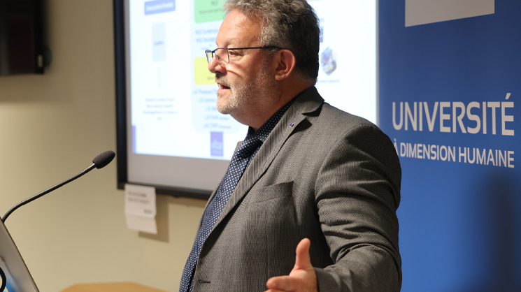 Photo du président Abi-Aad lors de sa conférence de presse de rentrée