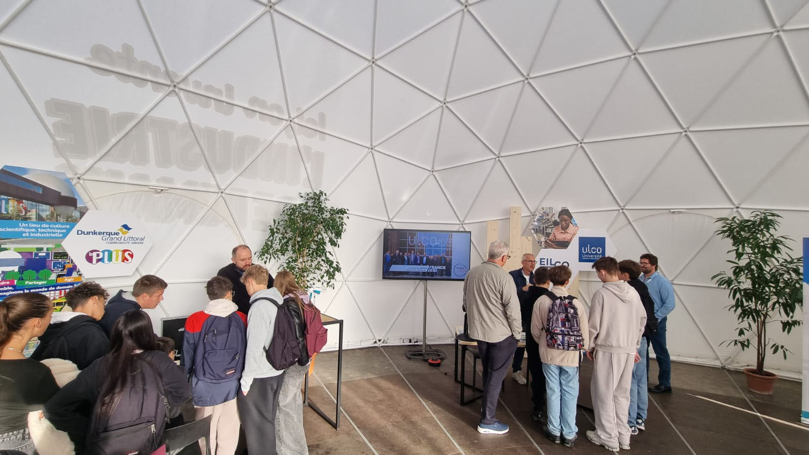 Photo des stands ULCO lors de la Fabuleuse factory 2025 à Dunkerque