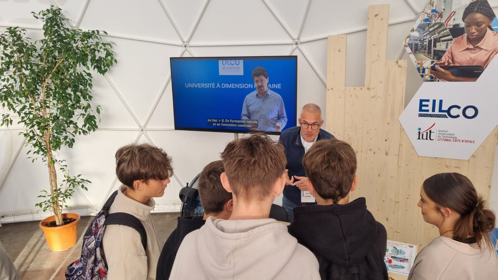 Photo des stands ULCO lors de la Fabuleuse factory 2025 à Dunkerque