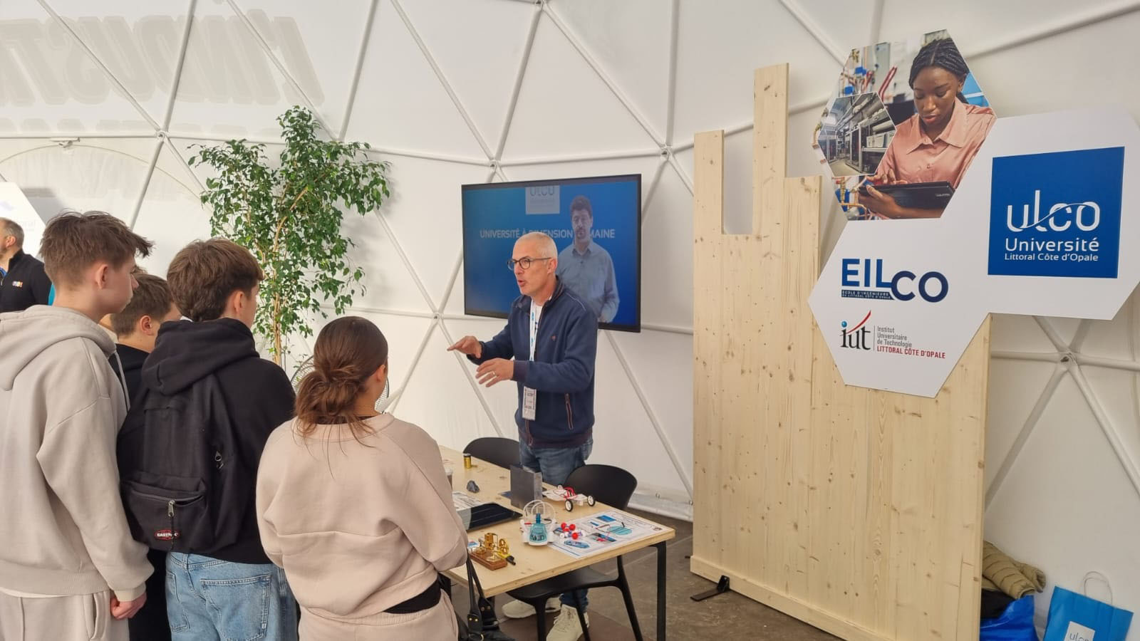 Photo des stands ULCO lors de la Fabuleuse factory 2025 à Dunkerque