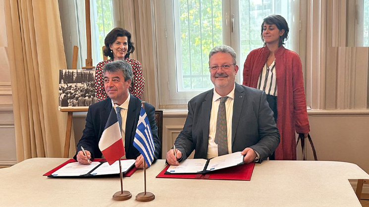 Photo du président Abi-Aad lors de la signature de l'accord de coopération académique avec l'université de Thessalie, en Grèce.