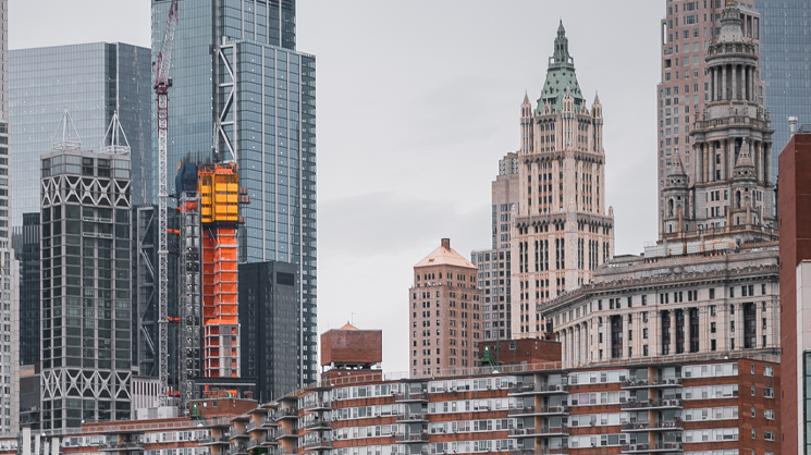 Photo d'une ville moderne avec immeubles d'habitation et grattes ciels.