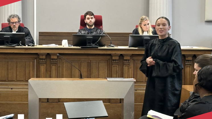 Photo d'une étudiante en robe de juriste dans un tribunal