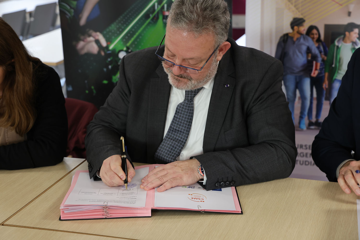 Photo de la signature de convention CSME