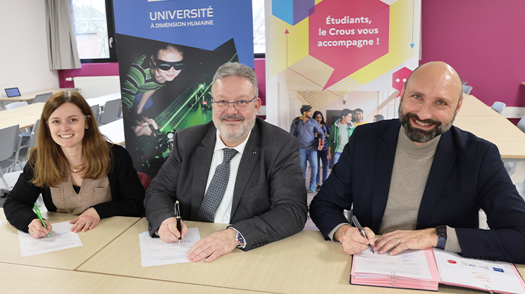 Photo du président Abi-Aad lors de la signature de convention CSME