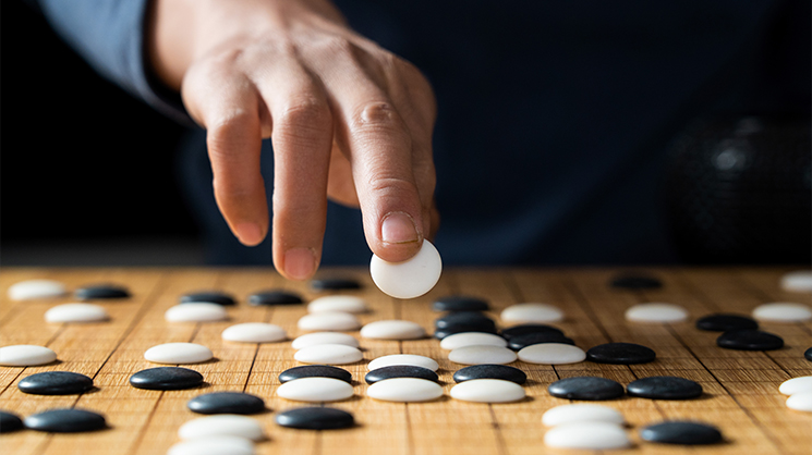 Photo d'un plateau de jeu de go