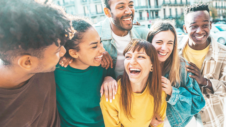 Photo d'un groupe d'étudiants souriants