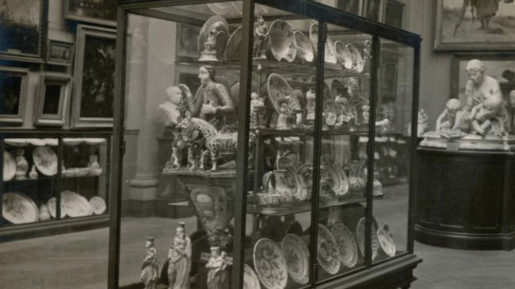 Photo noir et blanc d'une vitrine de musée