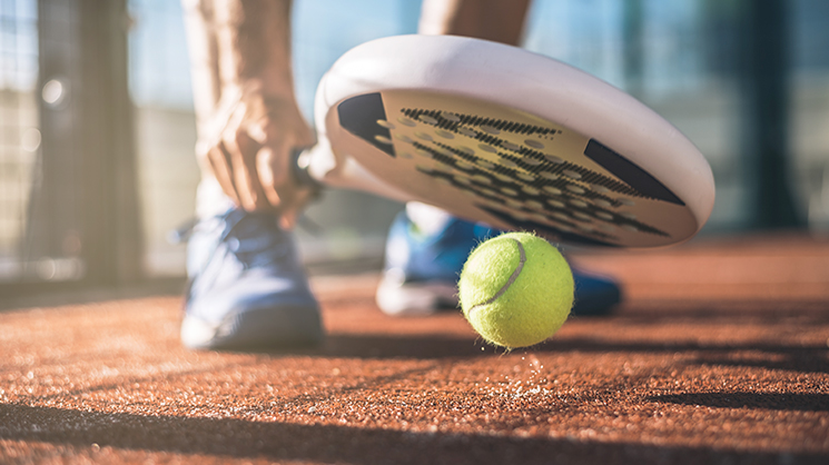Photo illustrant un match de padel