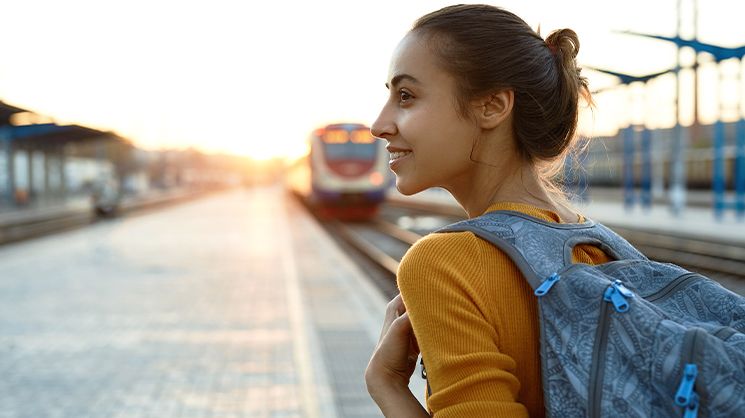 Photo d'une étudiante sur le quai d'un gare