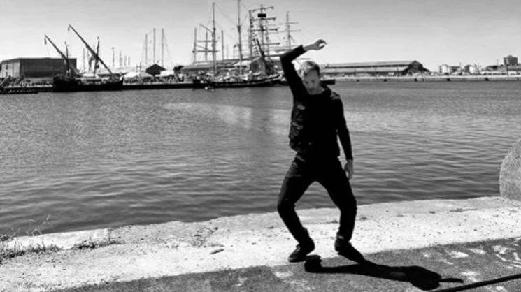 Photo d'un danseur sur les quais du port de Dunkerque