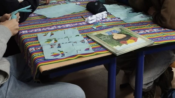Travaux de découpage sur une table