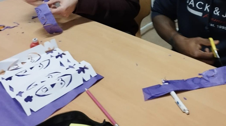 Travaux de découpage sur une table