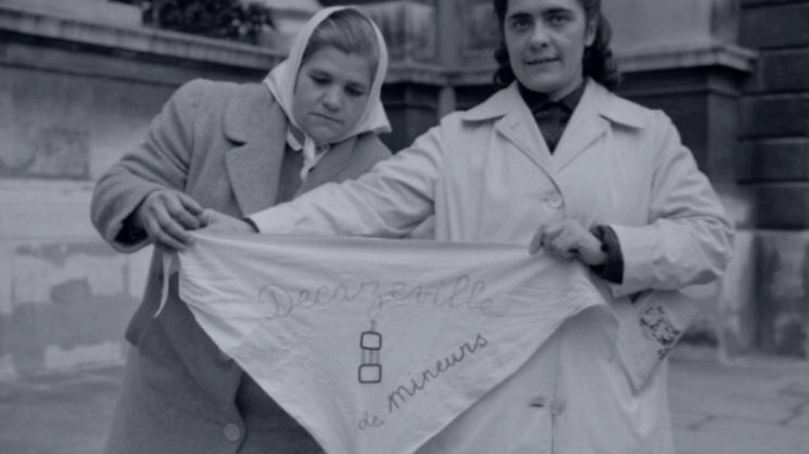 Photo en noir et blanc de deux femmes montrant un linge