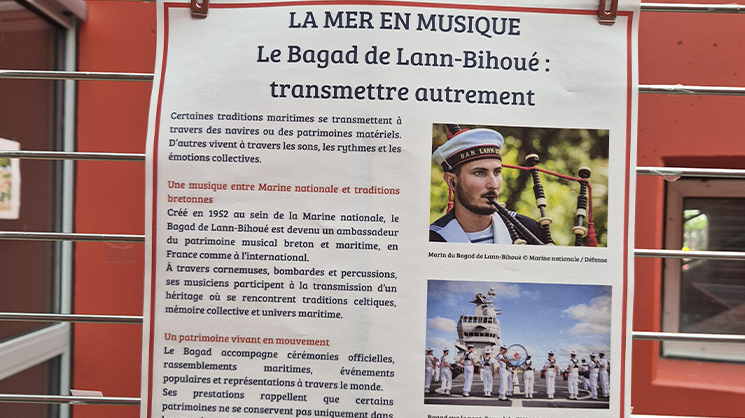 Affiche de l'exposition multilingue en français, anglais, espagnol, néerlandais et allemand consacrée au patrimoine maritime dunkerquois.