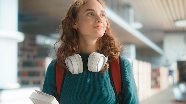 Etudiante avec un casque audio qui a l'air sereine