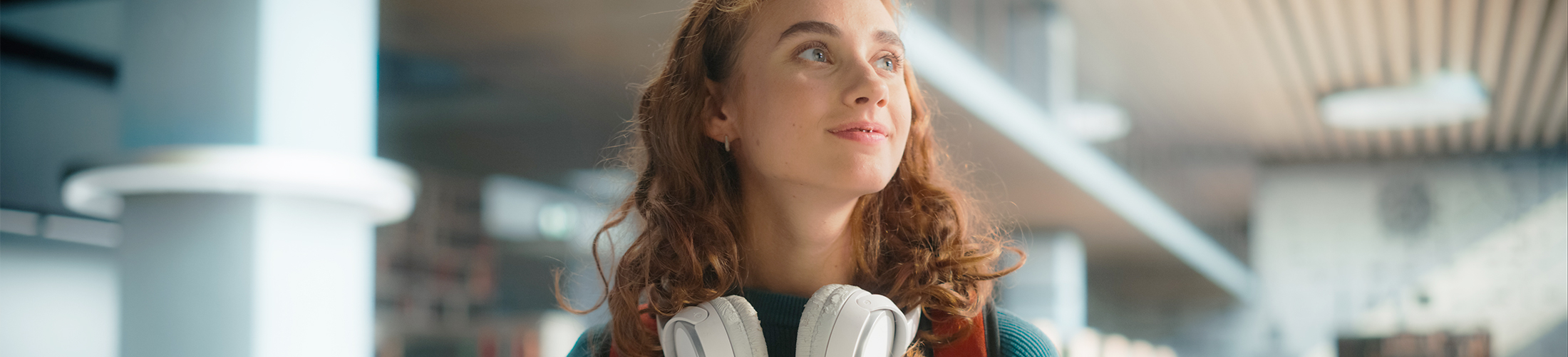 Etudiante avec un casque audio qui a l'air sereine