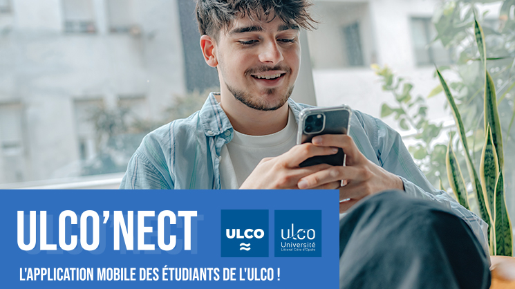 Photo d'un étudiant utilisant son téléphone mobile