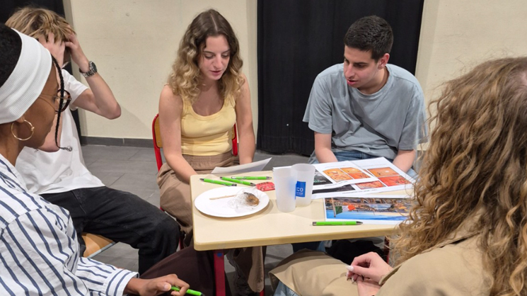 Lycéens et étudiants de LEA réunis autour d’ateliers de conversation en anglais et en espagnol.