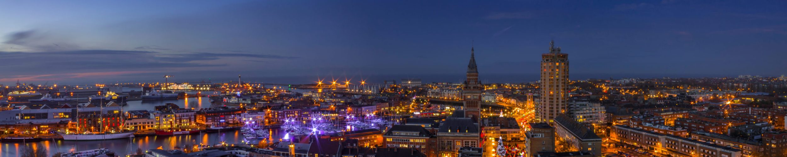 Photo de Dunkerque vue du ciel la nuit