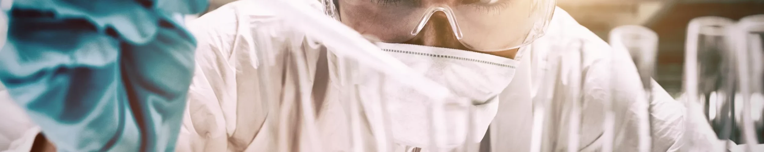 Close up of a protected science student dropping liquid in a Photo d'une étudiante en laboratoire de chimie