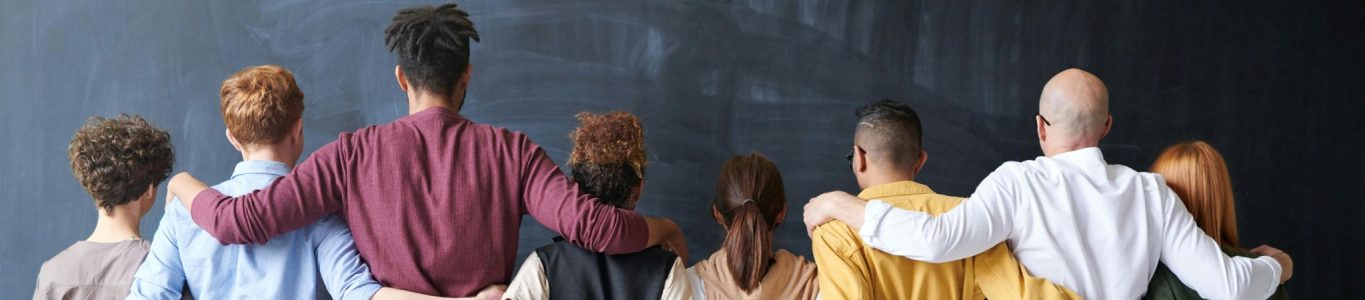 Copie de Bannier ordinateurs portables Photo d'un groupe debout devant un tableau noir