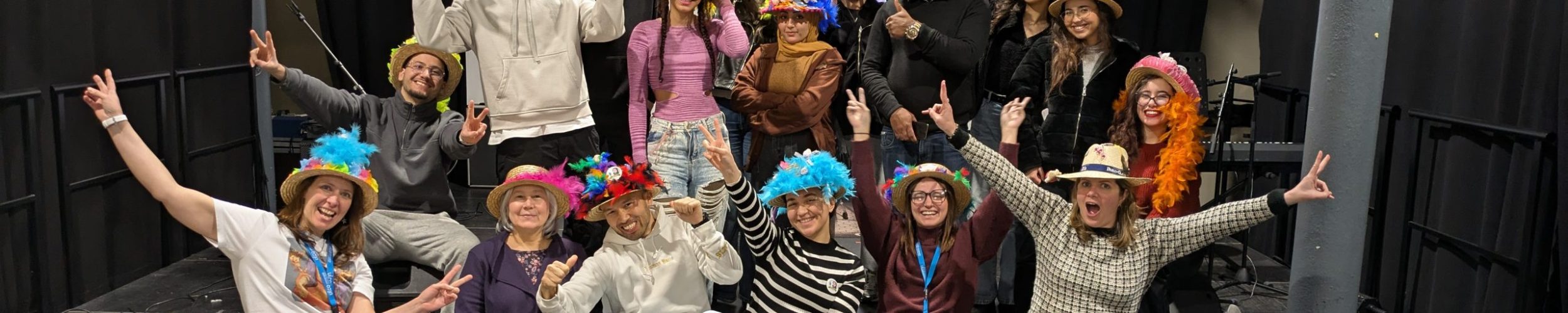 DRI Carnaval Photo d'un groupe d'étudiants avec des chapeaux de carnaval