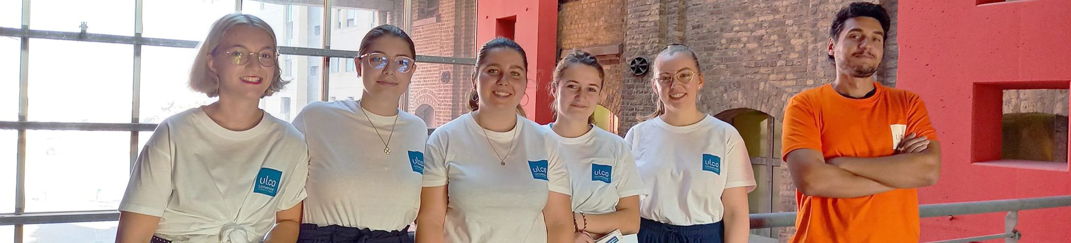Photo d'un groupe d'étudiants avec des t-shirts ULCO