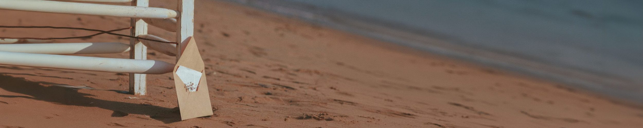 pexels-rahimegul-9647571(1) Photo d'une enveloppe sur une plage de sable